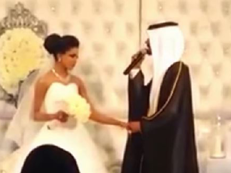 اضغط لمشاهدة الفيديو: عريس كويتي يغني لعروسته ليلة زفافهما